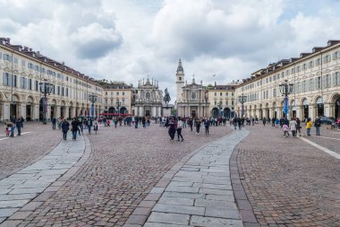 Torino, İtalya - 05-06-2022: Turin 'deki kalabalık Piazza San Carlo Pazar günü
