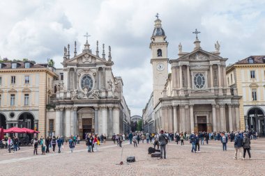 Torino, İtalya - 05-06-2022: Turin 'deki kalabalık Piazza San Carlo Pazar günü