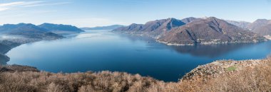 Maggiore Gölü 'nün geniş açılı hava manzarası