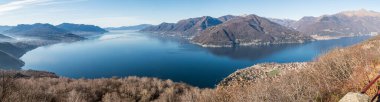 Maggiore Gölü 'nün geniş açılı hava manzarası