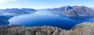 Maggiore Gölü 'nün geniş açılı hava manzarası