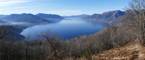 Maggiore Gölü 'nün geniş açılı hava manzarası