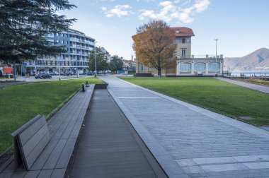 Luino, İtalya - 12-06-2022: Luino göl kenarında güzel bir yürüyüş