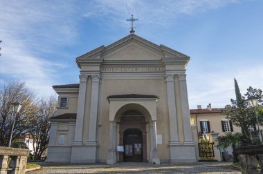 Luino, İtalya - 12-06-2022: Luino 'daki güzel Madonna del Carmine Kilisesi