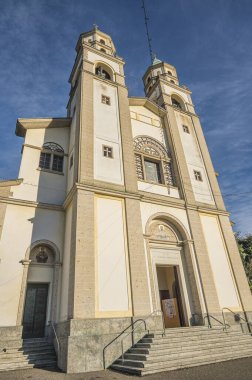 Luino, İtalya: 12-08-2022: Luino 'daki Lourdes Kilisesi Kilisesi' nin güzel yüzü
