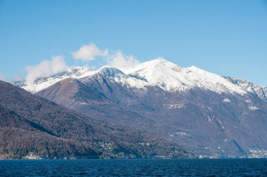 Maggiore Gölü 'nün karlı zirvesinde Monte Limidario