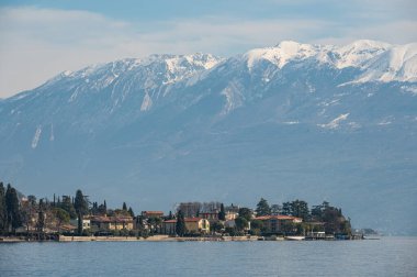 Arka planda Garda Gölü ve Monte Baldo ile Barbarano 'nun Landascape' si