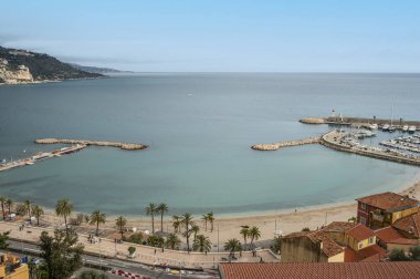 Menton 'un güzel plajının hava manzarası.