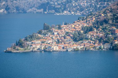 Como Gölü 'ndeki Torno' nun havadan görünüşü