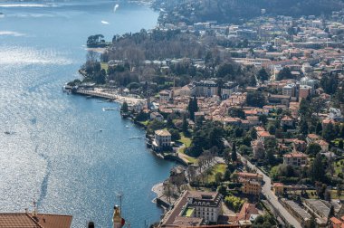 Como Gölü üzerindeki Cernobbio 'nun havadan görünüşü