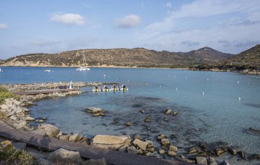 Punta Molentis 'in güzel plajı Villasimius' ta beyaz kum ve turkuaz suyla.