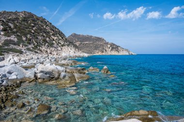 Punta Molentis 'in güzel plajı Villasimius' ta beyaz kum ve turkuaz suyla.