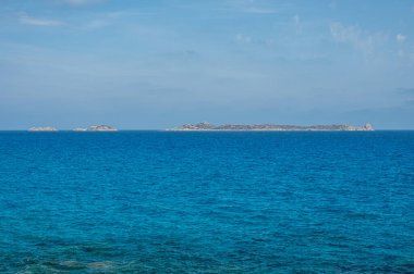 Villasimius 'taki Punta Molentis sahilinin yakınındaki güneşli adalar.