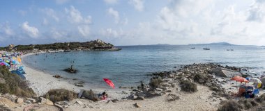 Punta Molentis 'in güzel plajı Villasimius' ta beyaz kum ve turkuaz suyla.