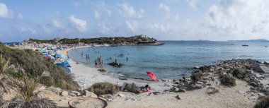 Punta Molentis 'in güzel plajı Villasimius' ta beyaz kum ve turkuaz suyla.