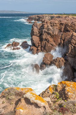 Sardunya 'daki Sant' Antioco adasındaki Nido dei Passeri 'nin güzel yüksek kızıl uçurumları