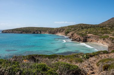 Sant 'Antioco' daki turkuaz ve kristal deniz ile güzel Turri plajı.