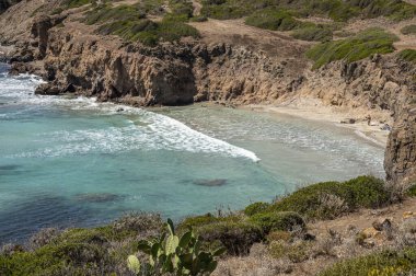 Sant 'Antioco' daki turkuaz ve kristal deniz ile güzel Turri plajı.