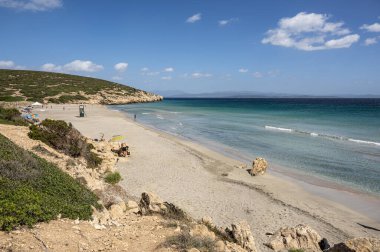 Sardinya 'daki Coaquaddus Sahili' nde güneşli bir günde turkuaz deniz.