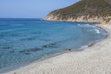 Sardinya 'daki Porto Sa Ruxi' nin güzel plajı. Beyaz kum, şeffaf mavi ve turkuaz su.