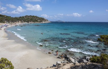 Sardinya 'daki Porto Sa Ruxi' nin güzel plajı. Beyaz kum, şeffaf mavi ve turkuaz su.