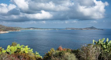 Villasimius 'un güzel yarımadasının ve güzel sahillerinin ekstra geniş hava manzarası.
