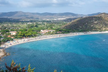 Villasimius 'taki güzel kampüs kumsalının hava manzarası.