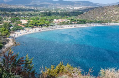 Villasimius 'taki güzel kampüs kumsalının hava manzarası.