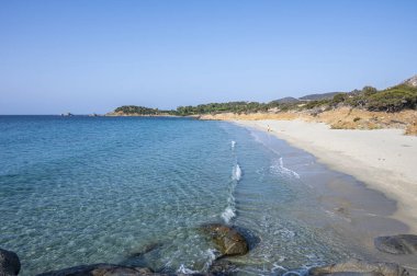 Güzel olan Villasimius 'taki Piscadeddus plajı. Beyaz kum, şeffaf mavi ve turkuaz su.