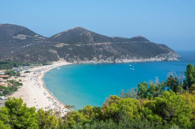 Mavi ve turkuaz suyu olan güzel Solanas plajının hava manzarası.