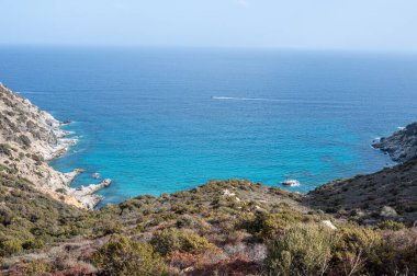 Güzel Cala Sirena 'nın mavi ve turkuaz suyla hava manzarası.