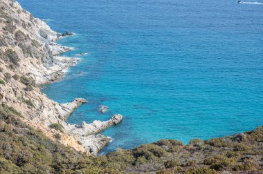 Güzel Cala Sirena 'nın mavi ve turkuaz suyla hava manzarası.