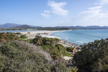 Güzel Cala Porto Giunco plajı Villasimius 'ta beyaz kum ve kristal berrak suyla