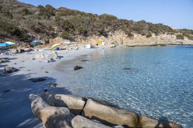 Güzel Cala Porto Giunco plajı Villasimius 'ta beyaz kum ve kristal berrak suyla