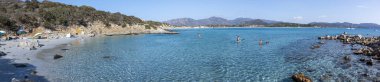 Güzel Cala Porto Giunco plajı Villasimius 'ta beyaz kum ve kristal berrak suyla