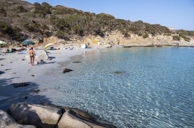 Güzel Cala Porto Giunco plajı Villasimius 'ta beyaz kum ve kristal berrak suyla