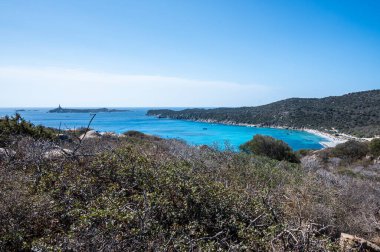 Sardunya 'daki Villasimius' taki güzel Cala Carbonara plajının hava manzarası.