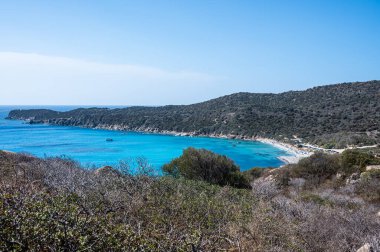 Sardunya 'daki Villasimius' taki güzel Cala Carbonara plajının hava manzarası.