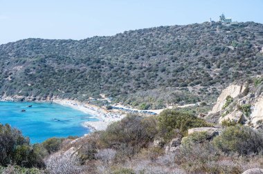 Sardunya 'daki Villasimius' taki güzel Cala Carbonara plajının hava manzarası.