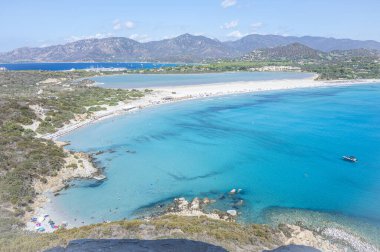 Güzel Cala Porto Giunco plajı Villasimius 'ta beyaz kum ve kristal berrak suyla