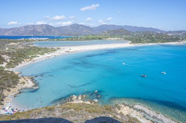 Güzel Cala Porto Giunco plajı Villasimius 'ta beyaz kum ve kristal berrak suyla