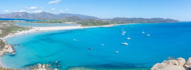 Güzel Cala Porto Giunco plajı Villasimius 'ta beyaz kum ve kristal berrak suyla