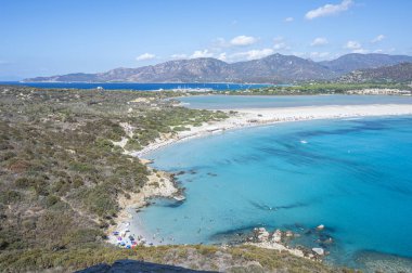 Güzel Cala Porto Giunco plajı Villasimius 'ta beyaz kum ve kristal berrak suyla