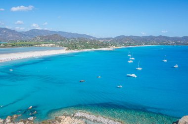 Güzel Cala Porto Giunco plajı Villasimius 'ta beyaz kum ve kristal berrak suyla