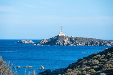 Villasimius 'taki Isola dei Cavoli kayalıklarına bakan deniz feneri.