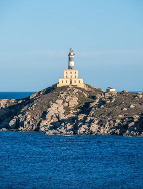 Villasimius 'taki Isola dei Cavoli kayalıklarına bakan deniz feneri.