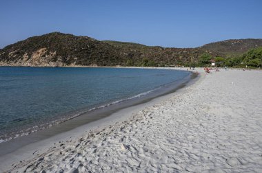 Castadias 'taki güzel beyaz Cala Pira plajı şeffaf ve turkuaz suyuyla
