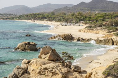 Sardinya 'daki ünlü Costa Rei plajı turkuaz ve şeffaf suyla