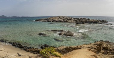 Sardinya 'nın en ünlü ve en güzel plajı. Peppino kayası ile birlikte.