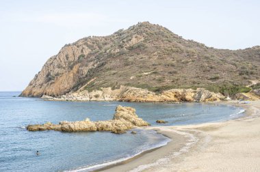 Sardinya, Costa Rei 'deki güzel Cala Sa Figu plajı çok ince kum ve berrak mavi suyla.